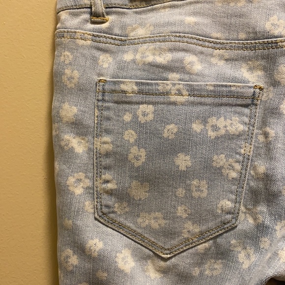 ✨NEW✨FOREVER21 LIGHT BLUE JEANS WITH WHITE DAISIES - Picture 8 of 14